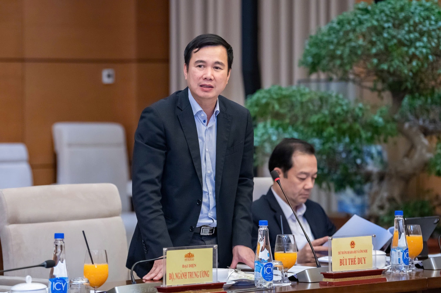 Thứ trưởng Bộ Khoa học và Công nghệ Bùi Thế Duy báo cáo tại phiên họp