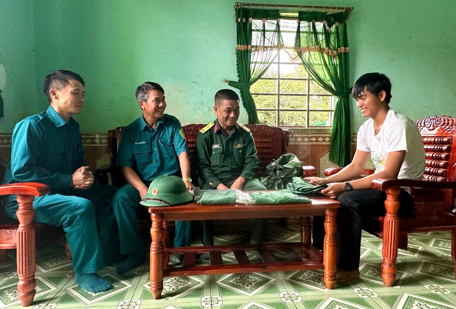 Đại diện Ban CHQS huyện Cư M'Gar (tỉnh Đắk Lắk) đến nhà động viên thanh niên nhập ngũ