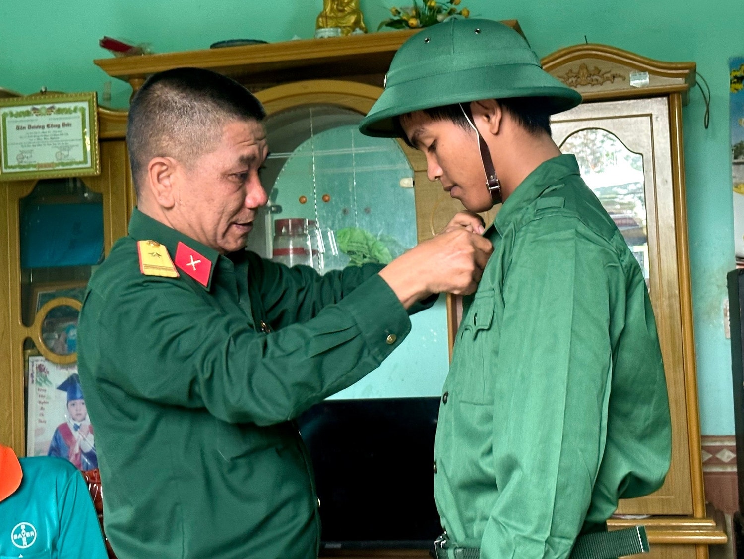 Thanh niên Y Nhai Mlô tự hào khoác trên mình bộ quân phục màu xanh áo lính