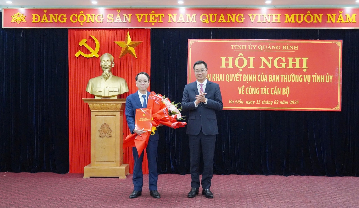 Bí thư Tỉnh ủy Lê Ngọc Quang trao quyết định và tặng hoa chúc mừng Bí thư Thị ủy Ba Đồn Phan Mạnh Hùng