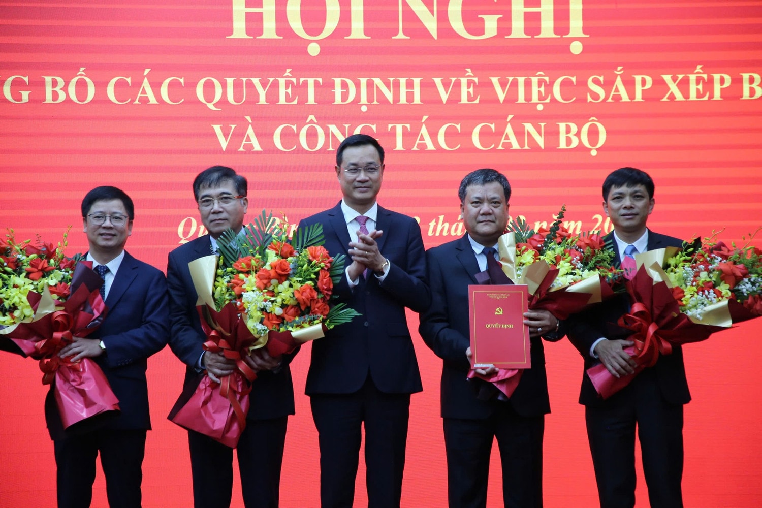 Bí thư Tỉnh ủy Lê Ngọc Quang trao quyết định và tặng hoa Đảng bộ UBND tỉnh