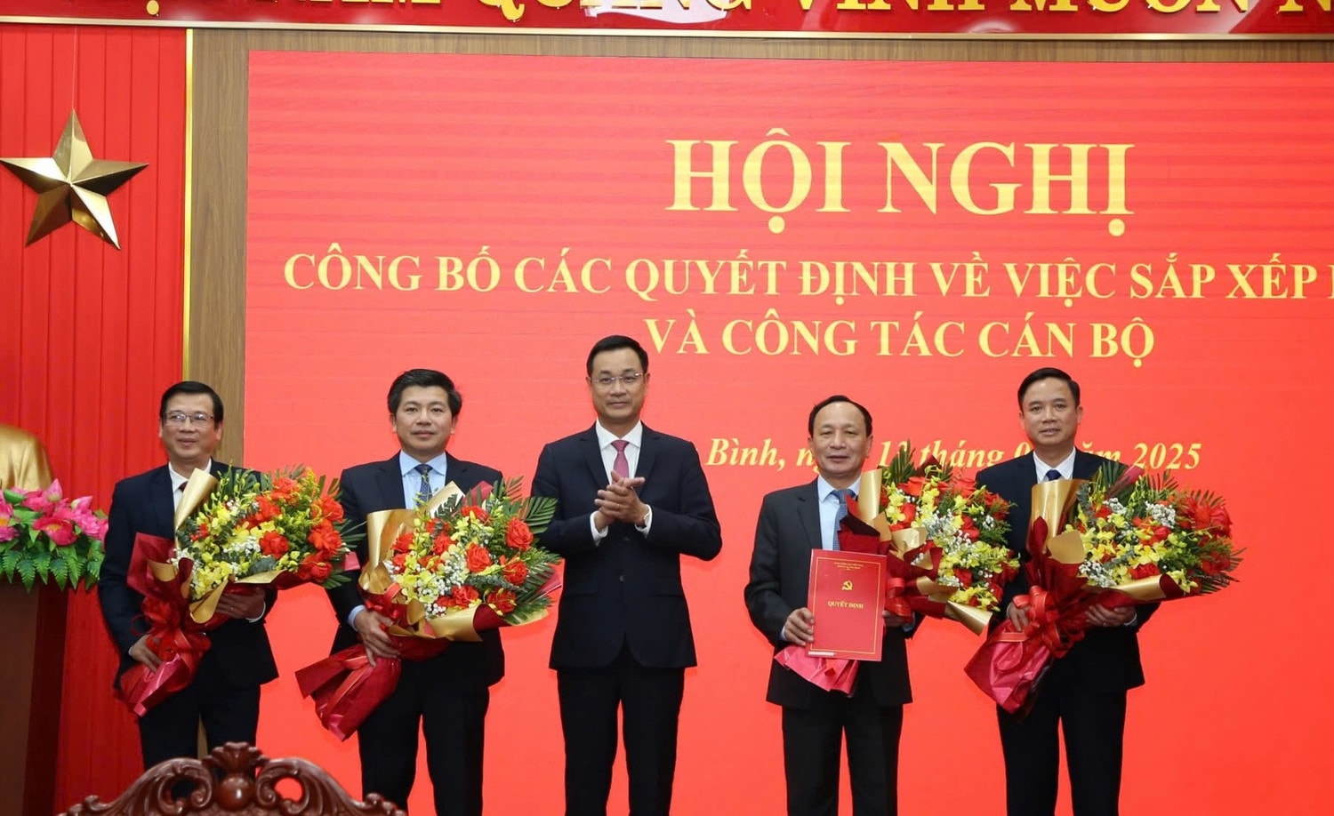 Bí thư Tỉnh ủy Lê Ngọc Quang trao quyết định và tặng hoa Đảng bộ các cơ quan Đảng tỉnh