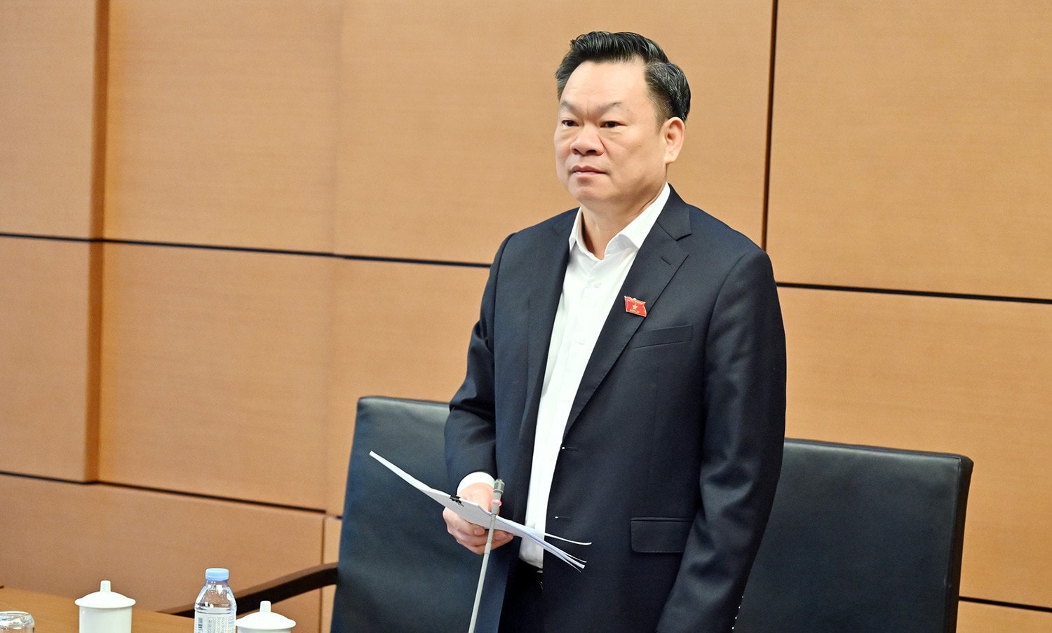 ĐBQH Hoàng Duy Chinh (Bắc Kạn) điều hành phiên thảo luận tại Tổ 12. Ảnh: Quang Khánh