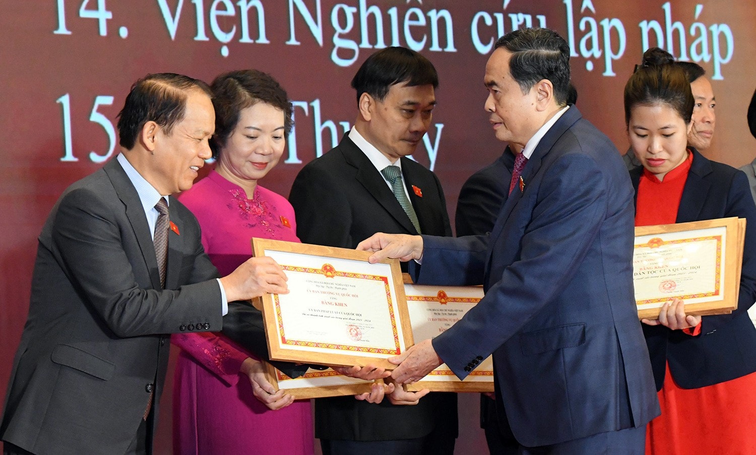 Chủ tịch Quốc hội Trần Thanh Mẫn trao Bằng khen của Ủy ban Thường vụ Quốc hội tặng các tập thể. Ảnh: Lâm Hiển