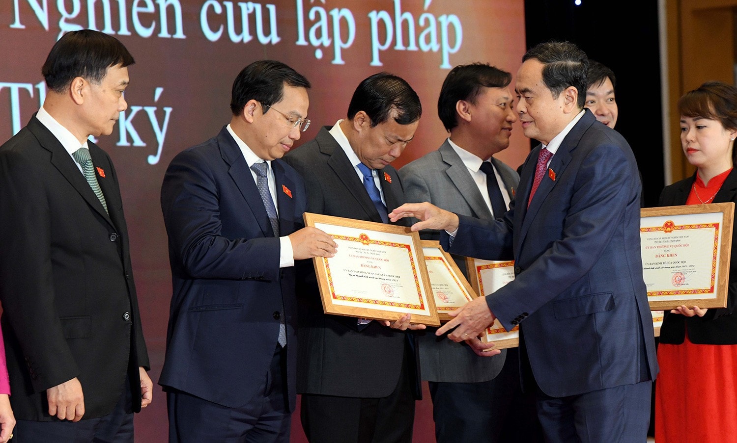 Chủ tịch Quốc hội Trần Thanh Mẫn trao Bằng khen của Ủy ban Thường vụ Quốc hội tặng các tập thể. Ảnh: Lâm Hiển