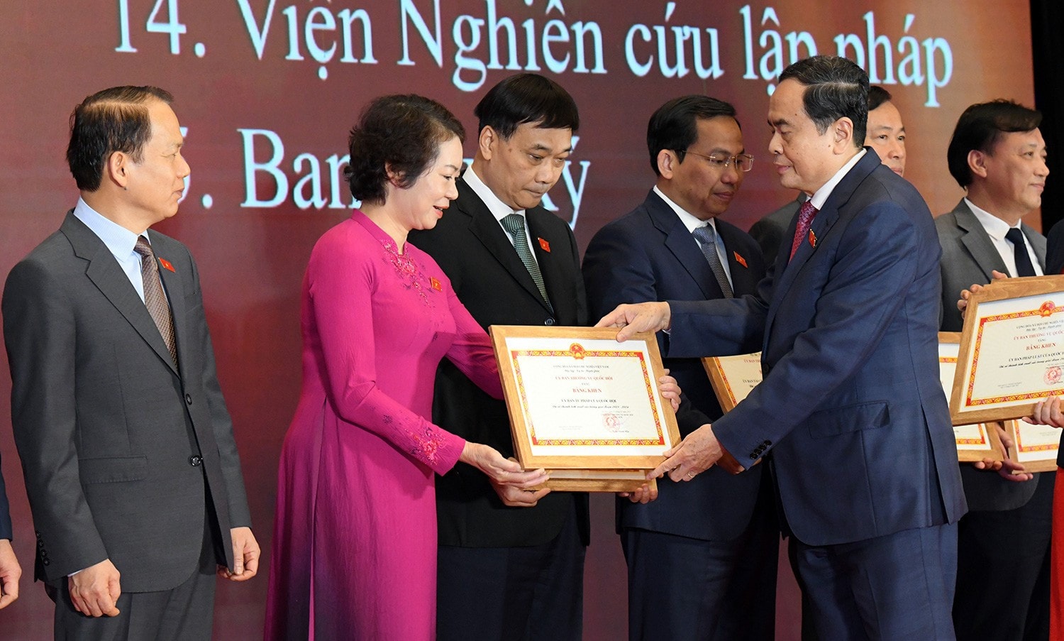 Chủ tịch Quốc hội Trần Thanh Mẫn trao Bằng khen của Ủy ban Thường vụ Quốc hội tặng các tập thể. Ảnh: Lâm Hiển