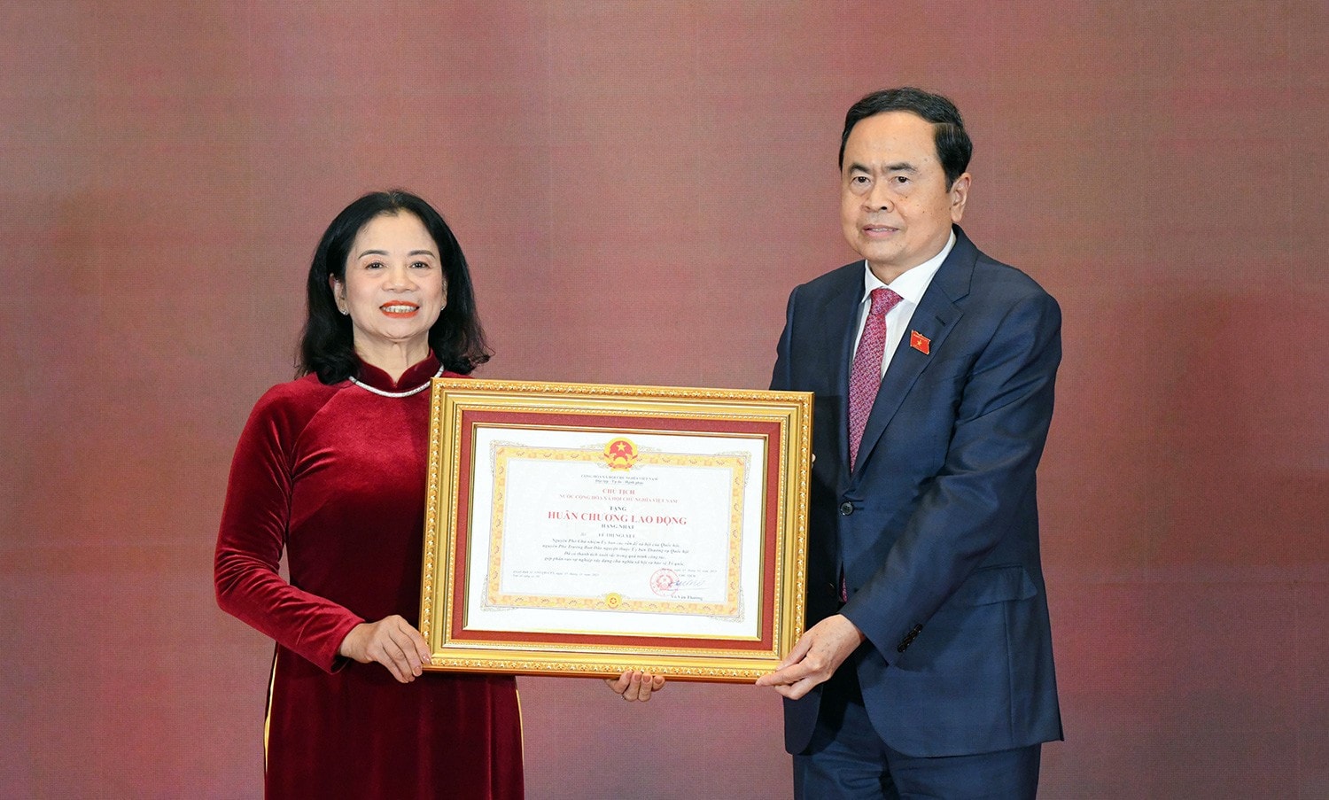 Chủ tịch Quốc hội Trần Thanh Mẫn trao Huân chương Lao động hạng Nhất tặng nguyên Phó Chủ nhiệm Ủy ban Về các vấn đề xã hội, nguyên Phó Trưởng Ban Dân nguyện Lê Thị Nguyệt. Ảnh: Lâm Hiển