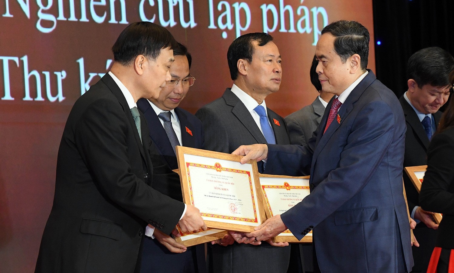 Chủ tịch Quốc hội Trần Thanh Mẫn trao Bằng khen của Ủy ban Thường vụ Quốc hội tặng các tập thể. Ảnh: Lâm Hiển
