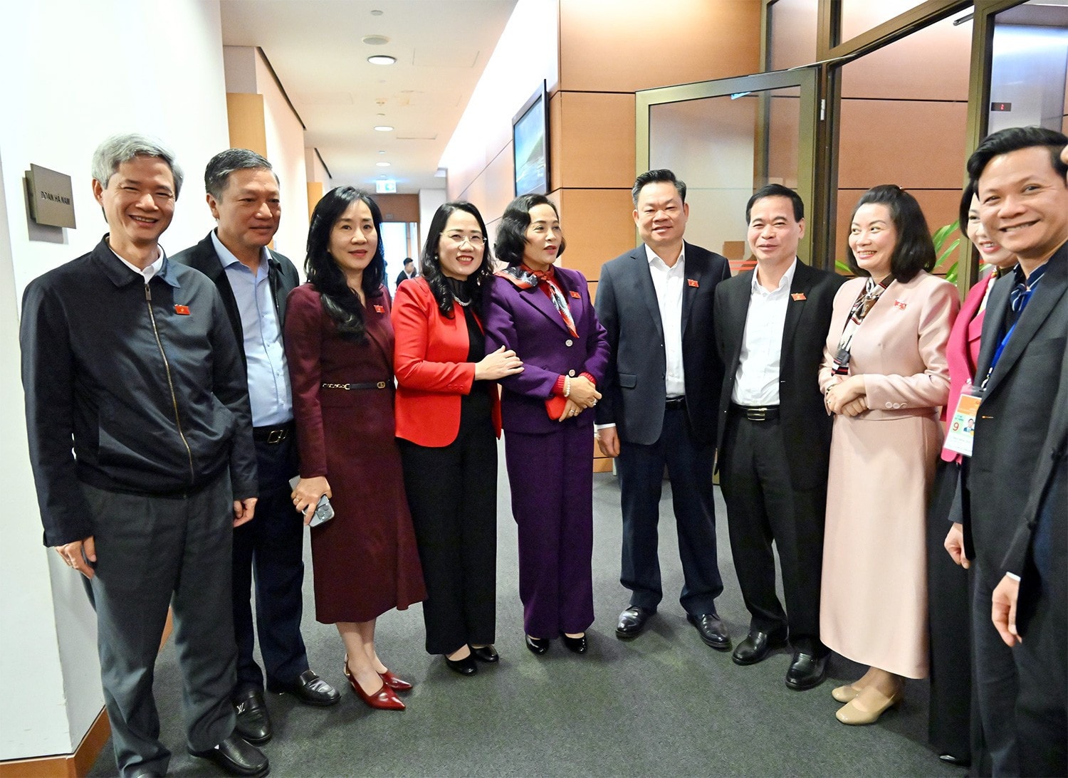 Phó Chủ tịch Quốc hội Nguyễn Thị Thanh trao đổi với các đại biểu bên lề phiên họp tổ. Ảnh: Quang Khánh