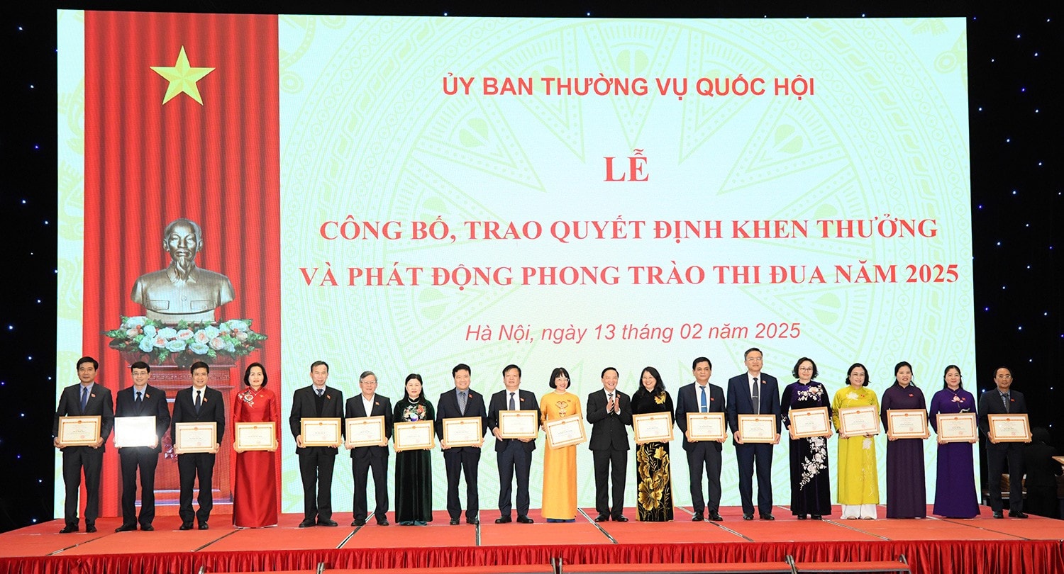 Phó Chủ tịch Quốc hội Nguyễn Khắc Định trao Bằng khen của Ủy ban Thường vụ Quốc hội tặng các cá nhân. Ảnh Lâm Hiển