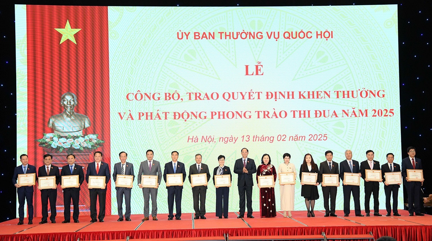 Phó Chủ tịch Quốc hội, Thượng tướng Trần Quang Phương trao Bằng khen của Ủy ban Thường vụ Quốc hội tặng các cá nhân. Ảnh Lâm Hiển