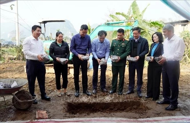 Secretary of the Quang Binh provincial Party Committee Le Ngoc Quang (third from left) and other officials lay first bricks for a new home of a resident in Minh Hoa district. (Photo: VNA) xoa-nha-tam-030125-2.png
