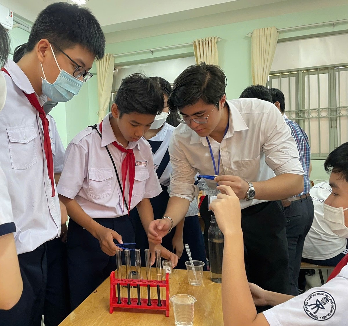 Học sinh có nguyện vọng học thêm ở ngoài là hoàn toàn tự nguyện. Học để giỏi hơn, phát triển bản thân hơn là nguyện vọng chính đáng.