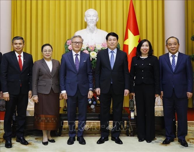 Chủ tịch nước Lương Cường với Bộ trưởng Ngoại giao Lào Thongsavanh Phomvihane và các đại biểu. Ảnh: Lâm Khánh/TTXVN