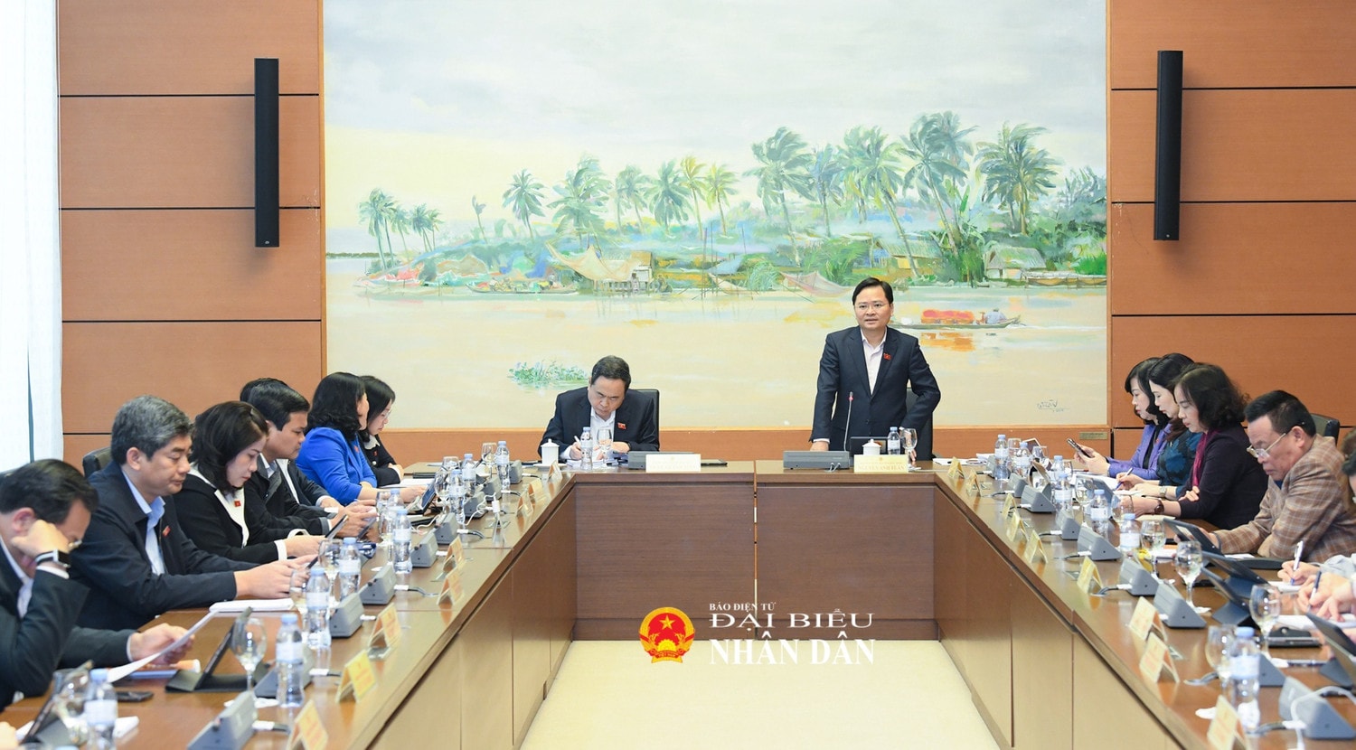 Đoàn đại biểu Quốc hội các tỉnh: Bắc Ninh, Lạng Sơn, Đắk Lắk, Hậu Giang thảo luận ở Tổ. Ảnh: Lâm Hiển