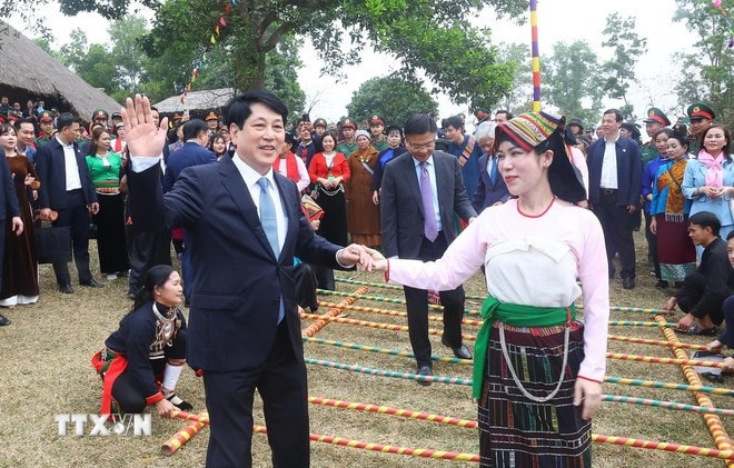 Chủ tịch nước Lương Cường cùng nhân dân nhảy sạp tại Ngày hội "Sắc Xuân trên mọi miền Tổ quốc". Ảnh: Lâm Khánh/TTXVN