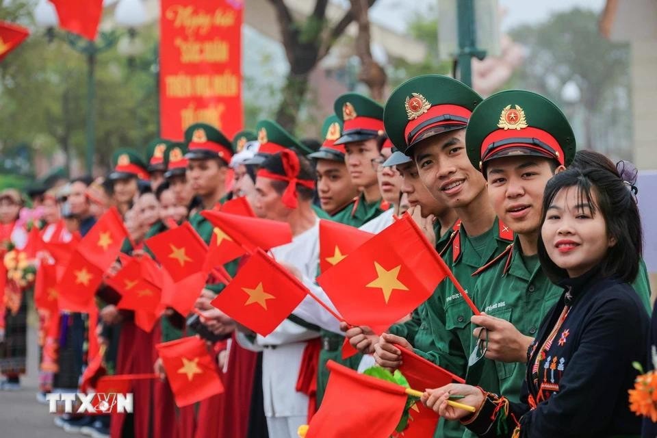 Đồng bào các dân tộc chào mừng Chủ tịch nước Lương Cường và lãnh đạo Đảng, Nhà nước đến dự Ngày hội. Ảnh: Hoàng Hiếu/TTXVN