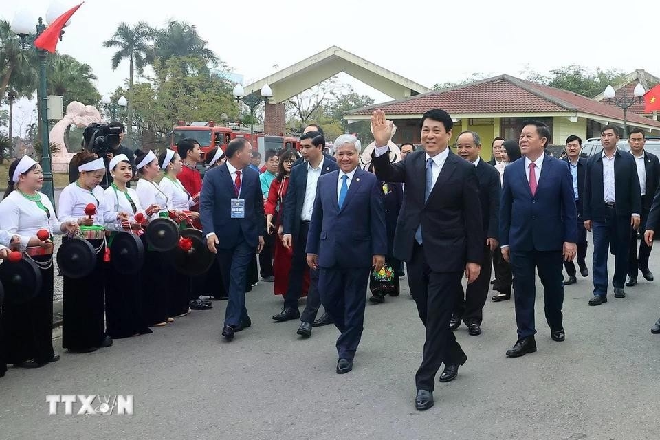 Chủ tịch nước Lương Cường cùng các đại biểu đến tham dự Ngày hội “Sắc Xuân trên mọi miền Tổ quốc." Ảnh: Hoàng Hiếu/TTXVN