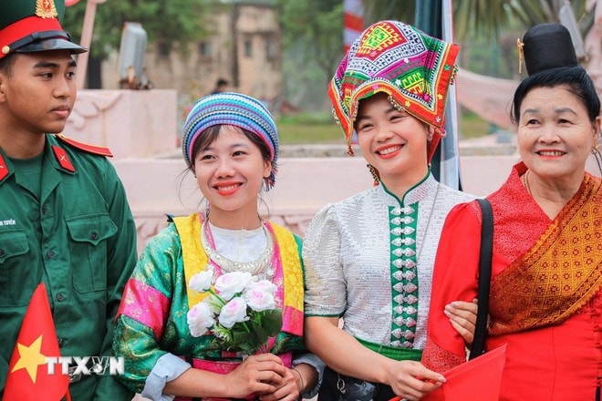 Đồng bào các dân tộc chào mừng Chủ tịch nước Lương Cường và lãnh đạo Đảng, Nhà nước đến dự Ngày hội. Ảnh: Hoàng Hiếu/TTXVN