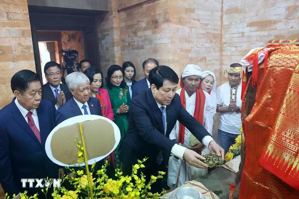 Chủ tịch nước Lương Cường dự Lễ Mở cửa tháp trên đền của đồng bào Chăm tỉnh Ninh Thuận. Ảnh: Lâm Khánh/TTXVN