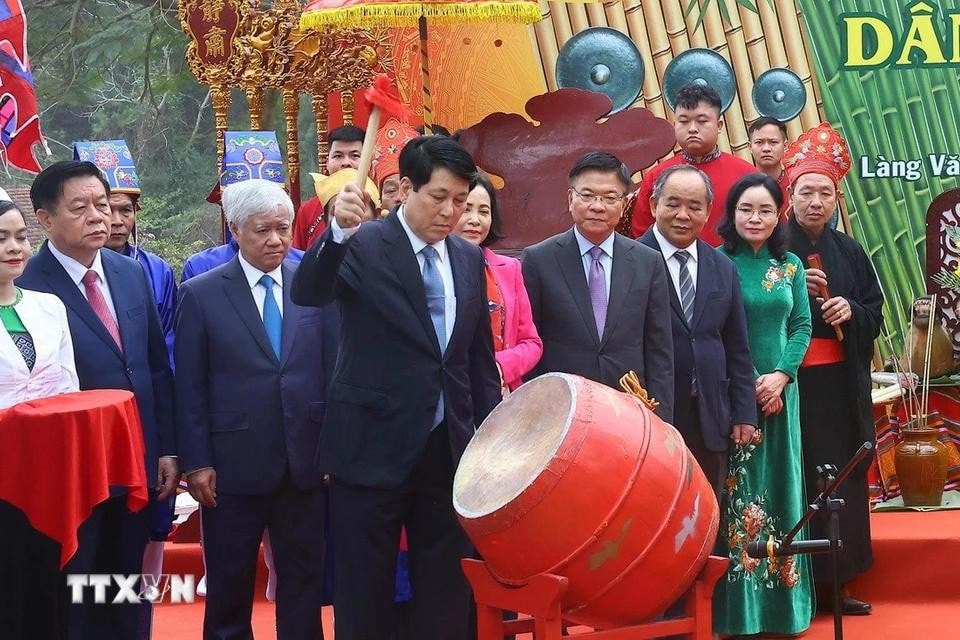 Chủ tịch nước Lương Cường đánh trống trong Lễ Khai hạ của dân tộc Mường. Ảnh: Lâm Khánh/TTXVN