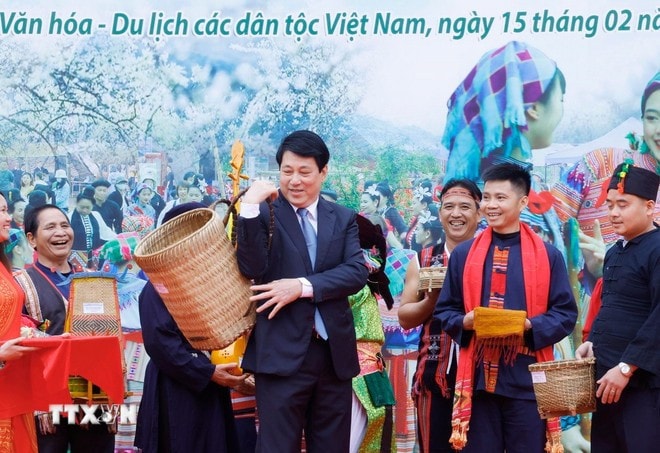 Chủ tịch nước Lương Cường với đặc sản của các dân tộc. Ảnh: Lâm Khánh/TTXVN