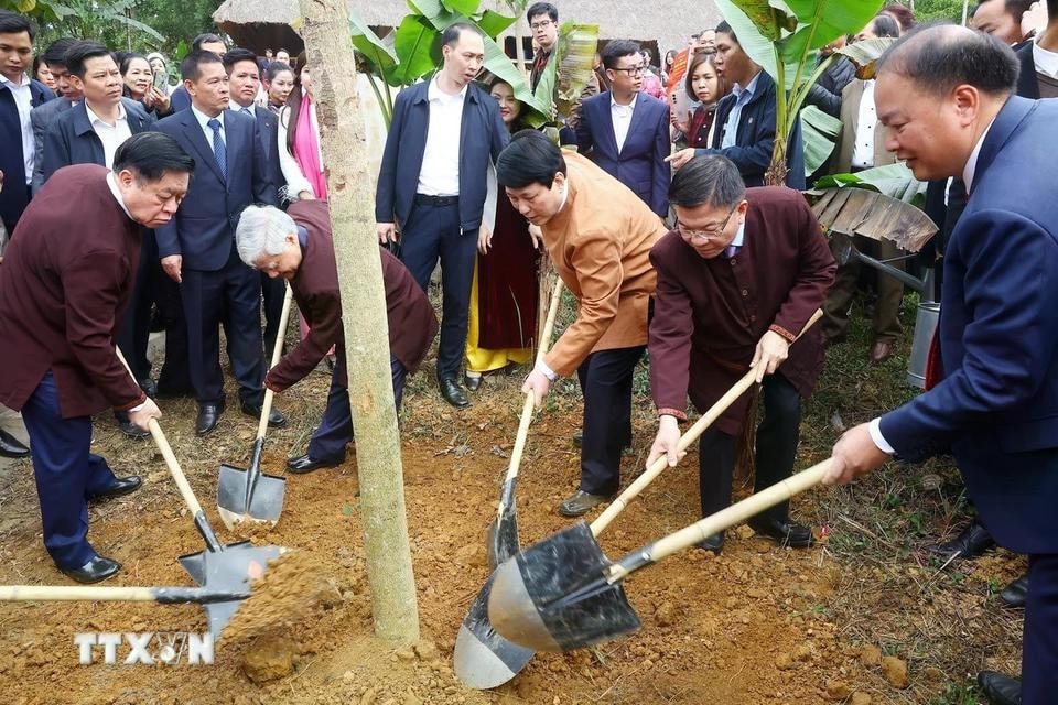 Chủ tịch nước Lương Cường và các đại biểu trồng cây lưu niệm tại Làng Văn hóa - Du lịch các dân tộc Việt Nam. Ảnh: Lâm Khánh/TTXVN