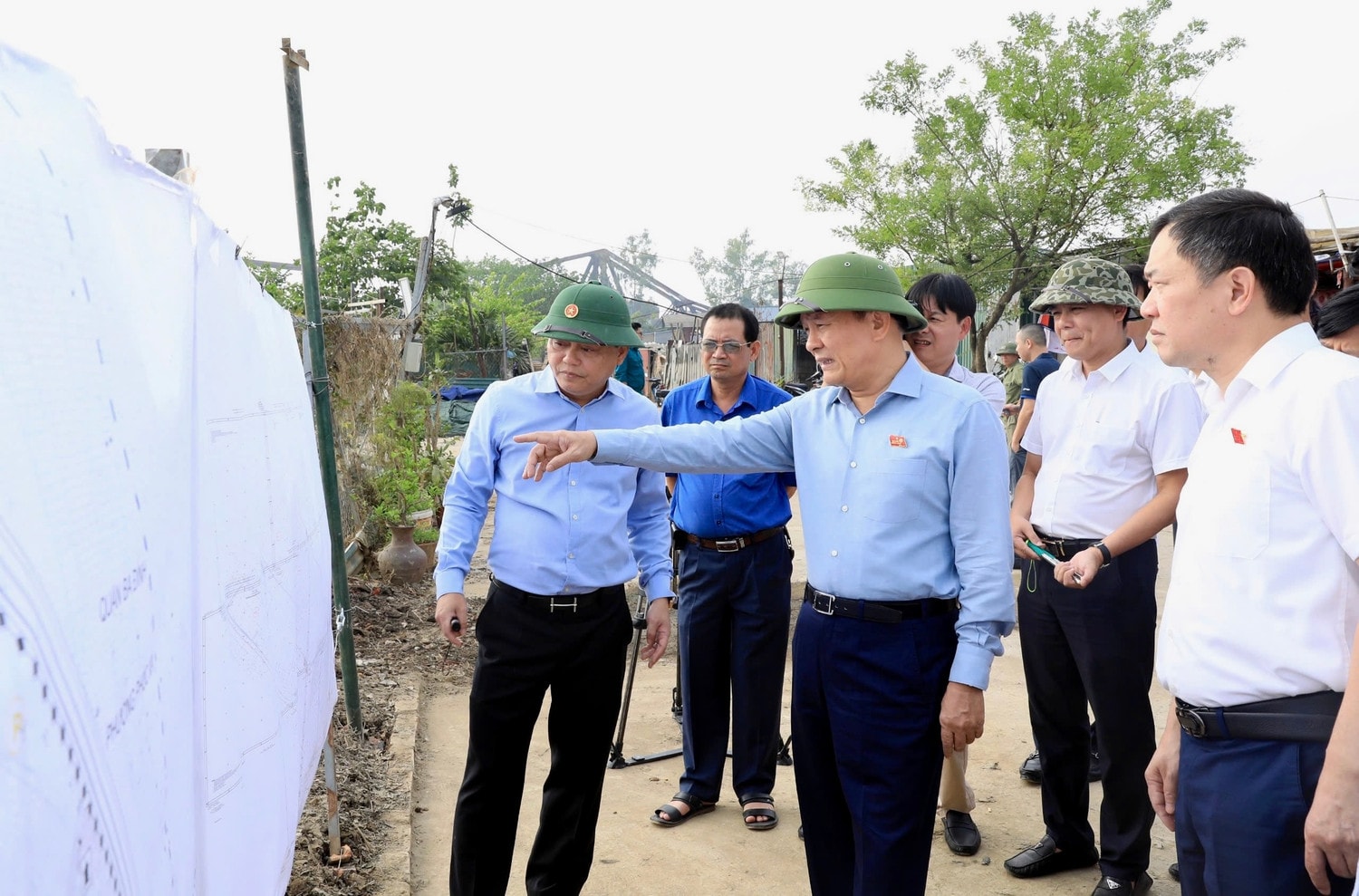 Chủ tịch HĐND thành phố Hà Nội Nguyễn Ngọc Tuấn giám sát công tác quản lý đất đai, trật tự xây dựng khu vực bãi sông, ngoài đê trên địa bàn quận Ba Đình. Ảnh: P. Long
