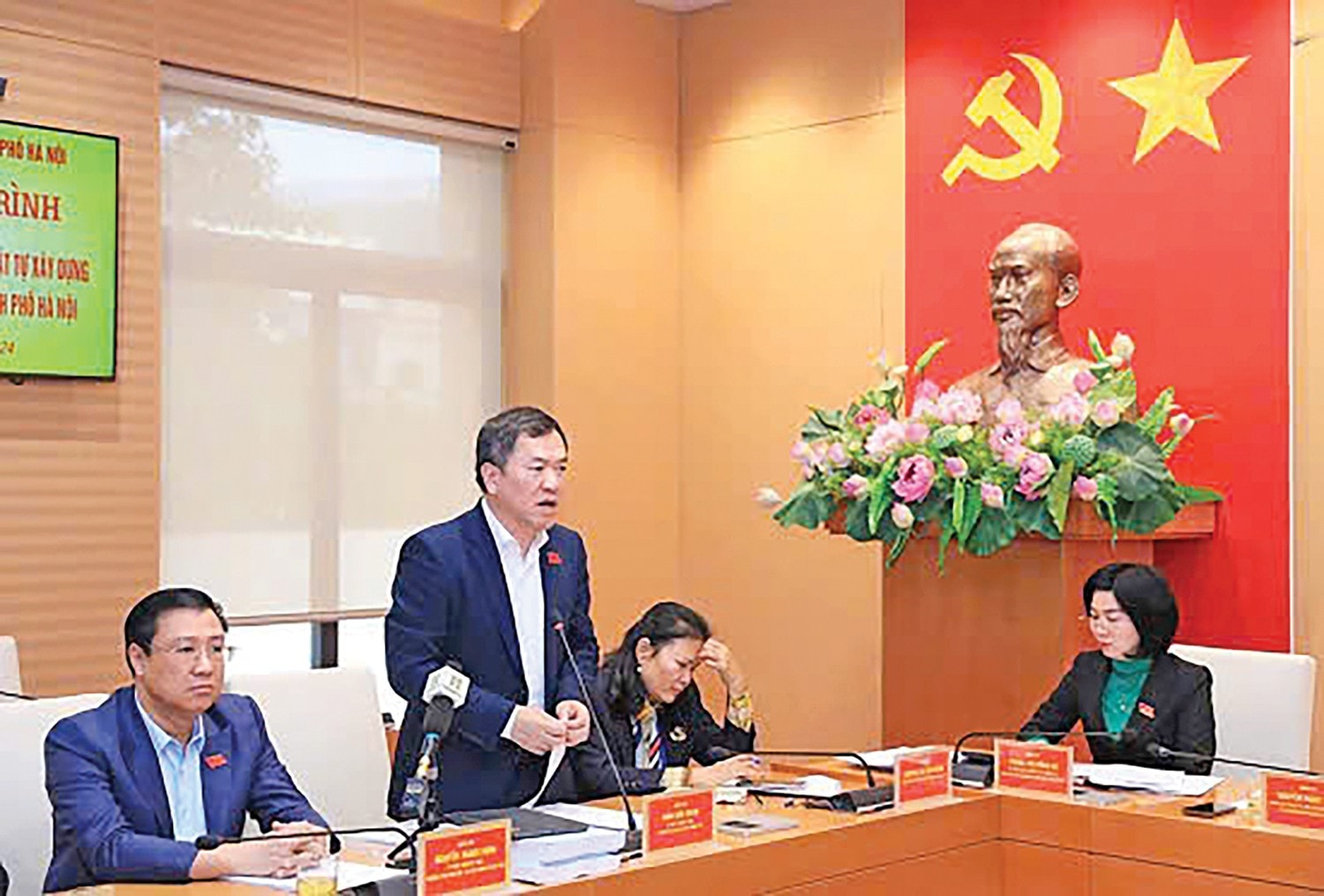 Trưởng ban Đô thị HĐND thành phố Hà Nội Đàm Văn Huân phát biểu tại phiên giải trình. Ảnh: P. Long