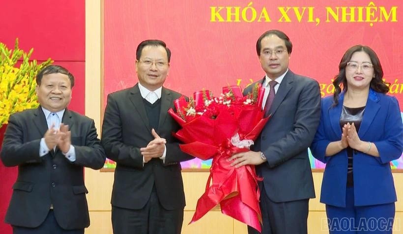 Thường trực Ủy ban Nhân dân tỉnh Lào Cai tặng hoa chúc mừng tân Bí thư Tỉnh ủy Trịnh Xuân Trường. Nguồn: Báo Lào Cai