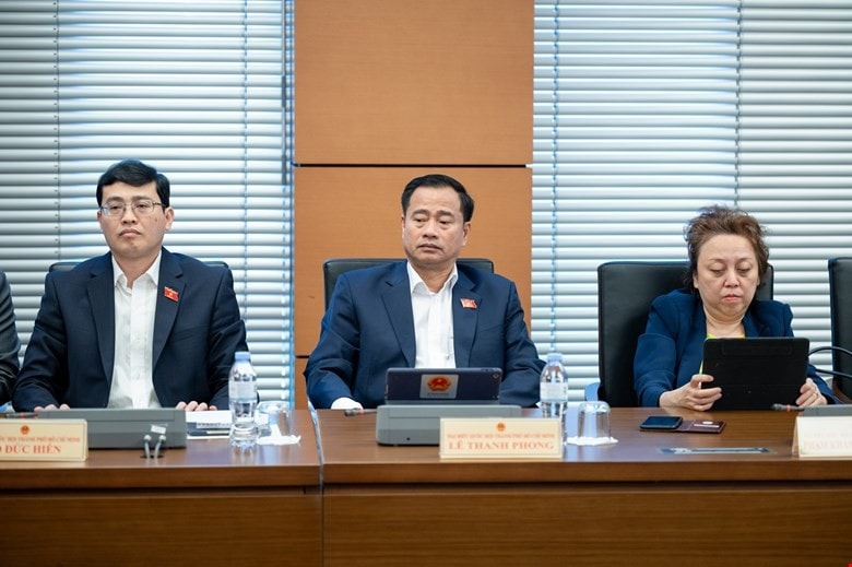 Các ĐBQH TP. Hồ Chí Minh thảo luận tại Tổ. Ảnh: T.Chi