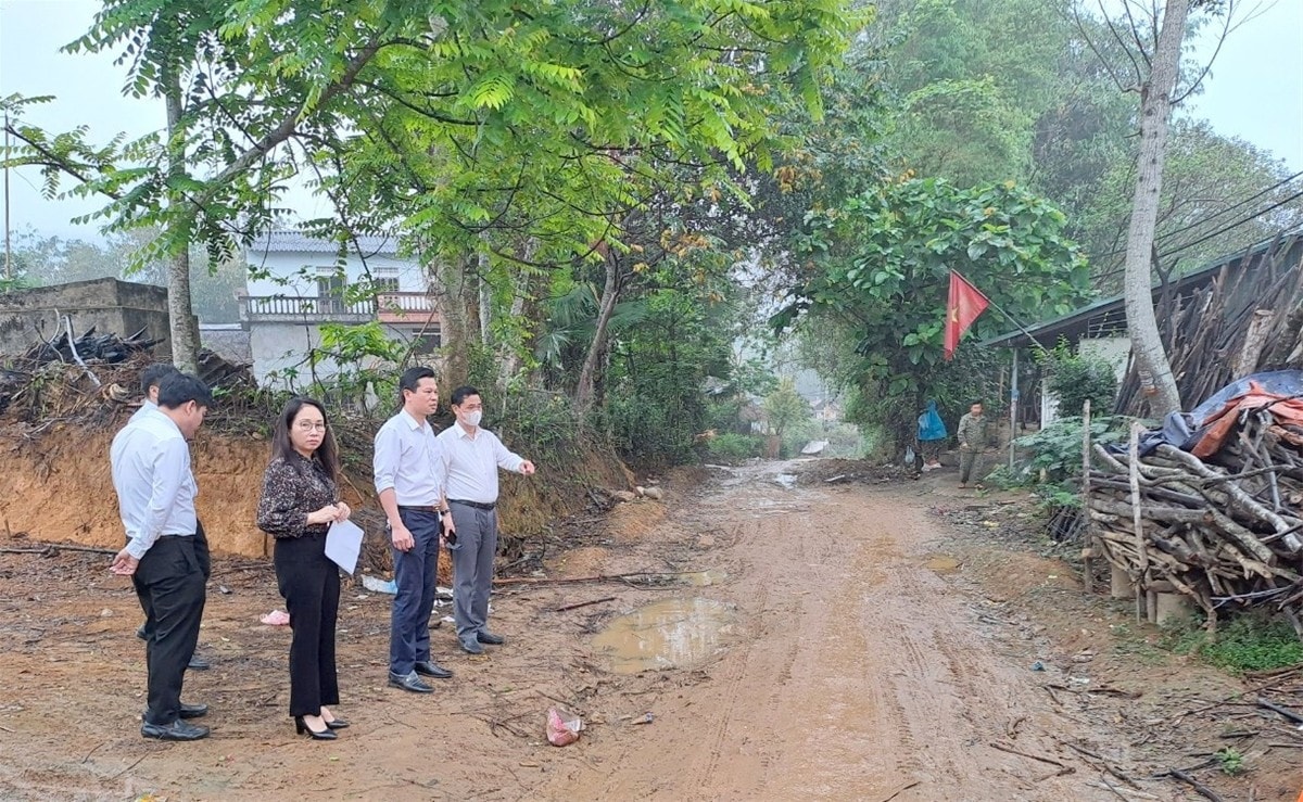 Tổ đại biểu HĐND tỉnh ứng cử tại thành phố Tuyên Quang giám sát kết quả giải quyết kiến nghị của cử tri tại xã Kim Phú. Ảnh: T. Nam