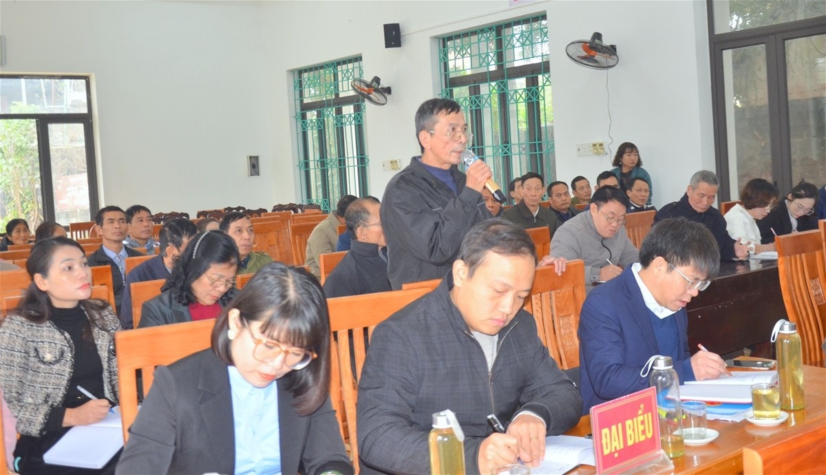 Cử tri xã Hoàng Khai, huyện Yên Sơn, Tuyên Quang kiến nghị trong một cuộc tiếp xúc với đại biểu dân cử 3 cấp. Ảnh: Trang Tâm