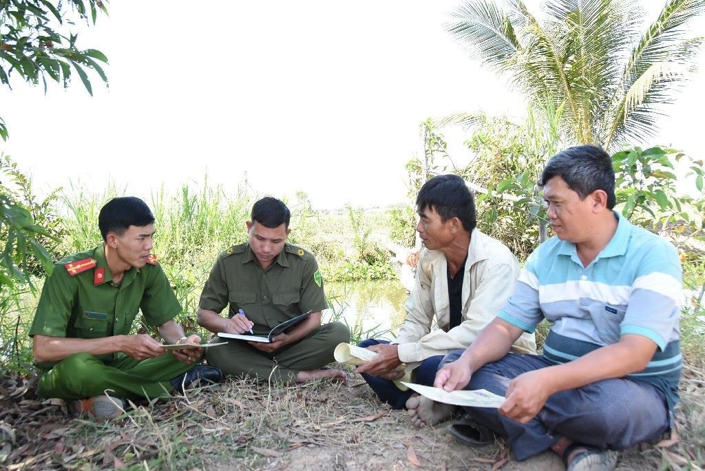 Công an xã thực hiện công tác tuyên truyền phòng ngừa tội phạm. Ảnh: Trọng Tín