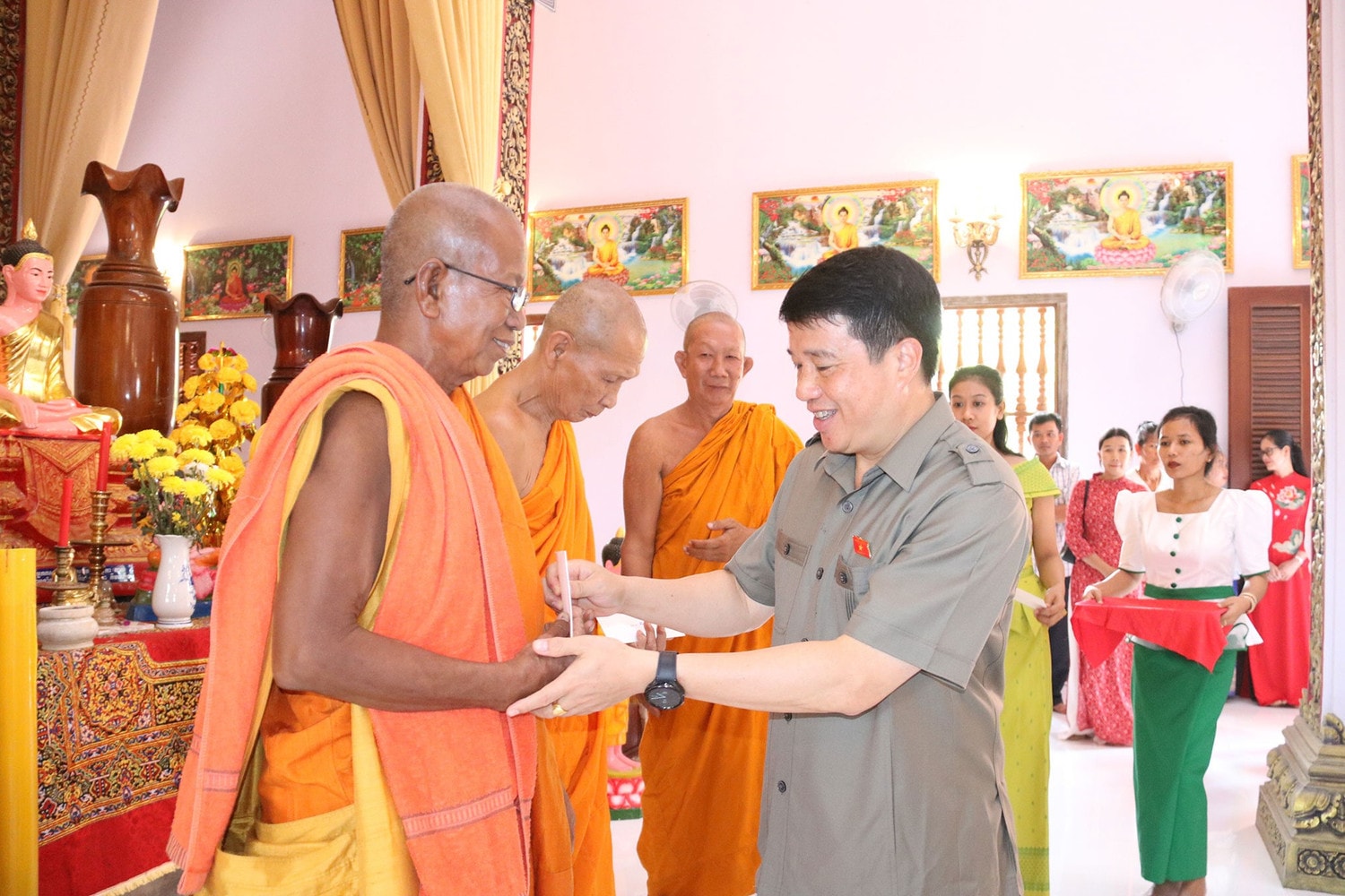 Chủ tịch Hội đồng Dân tộc Y Thanh Hà Niê Kđăm thăm, chúc Tết Chol Chnam Thmay tại An Giang tháng 4.2024. Ảnh: H. Ngọc