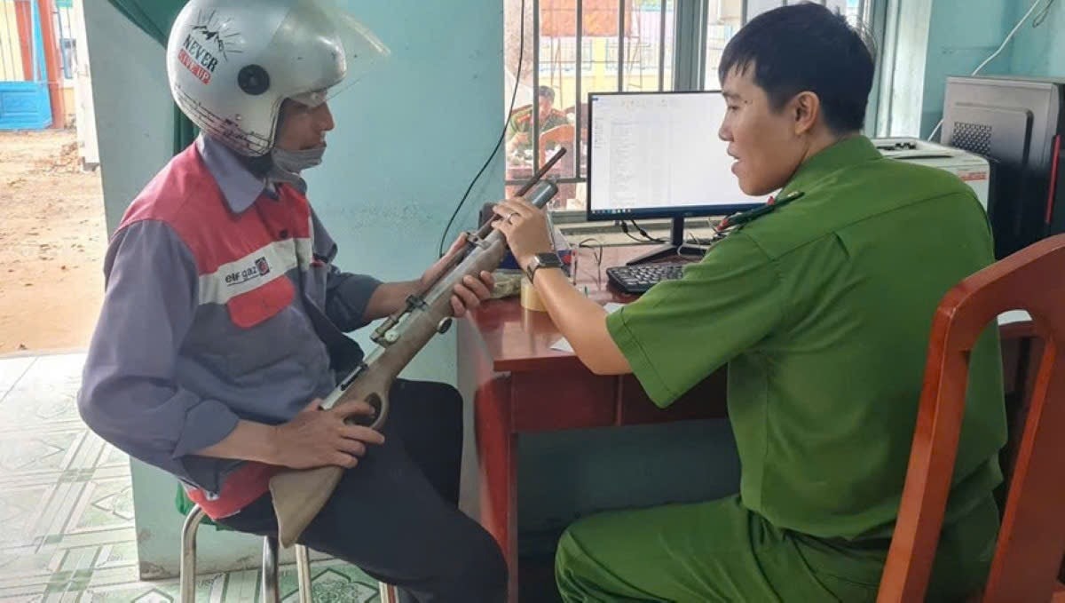 Lực lượng công an Bình Thuận vận động người dân giao nộp súng tự chế