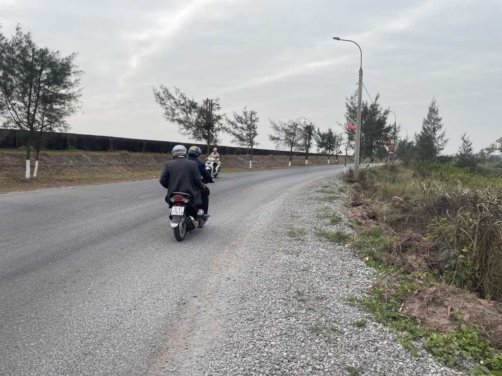 Vòng cua bị khuất tầm nhìn thuộc tuyến đường trục chính xã Vạn Ninh (TP. Móng Cái) được phát quang cây bên đường, mở rộng và rải cấp phối. Ảnh: Hiểu Trân