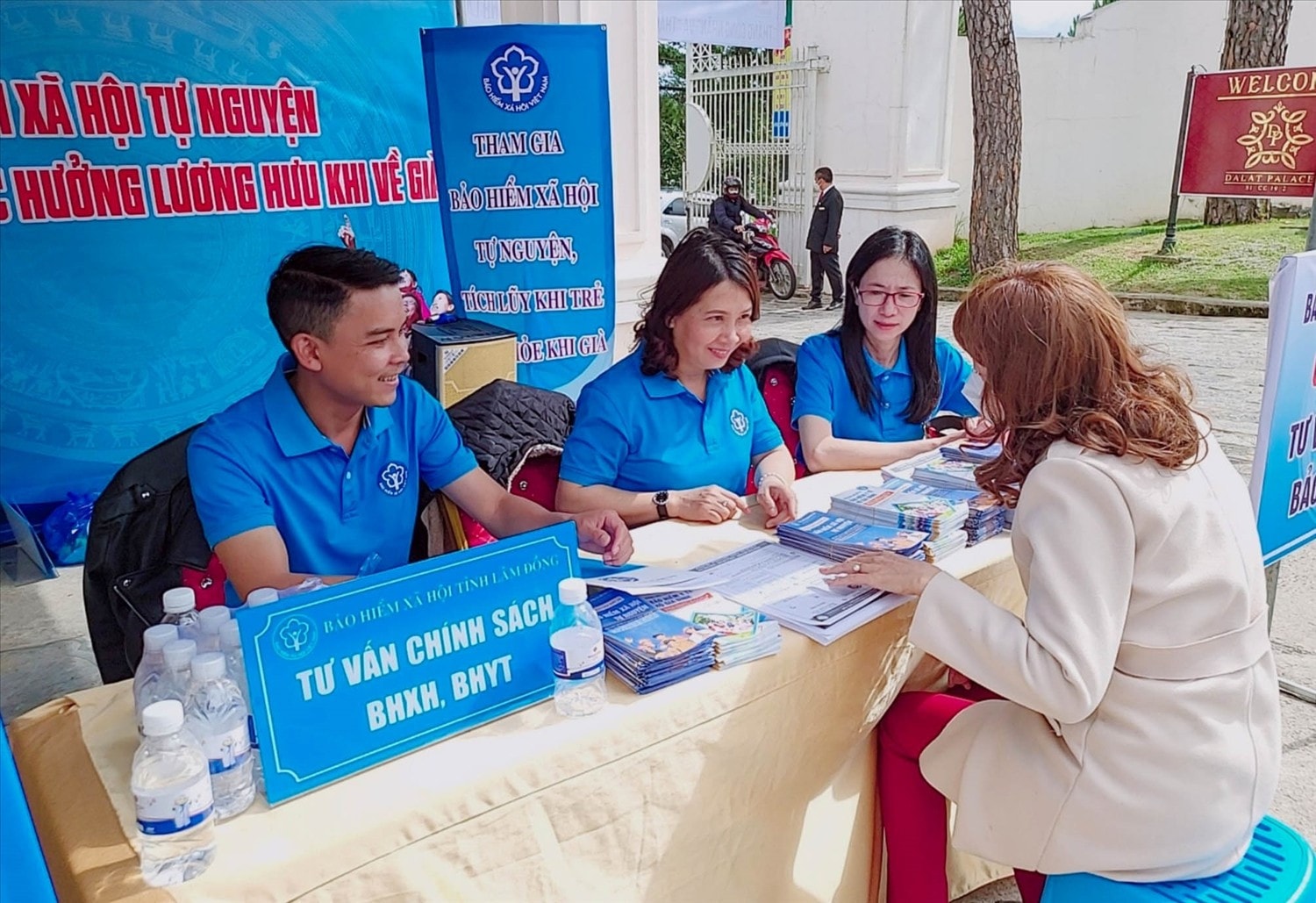 Cán bộ BHXH tỉnh Lâm Đồng tư vấn cho người dân về dịch vụ BHXH. Ảnh: BH