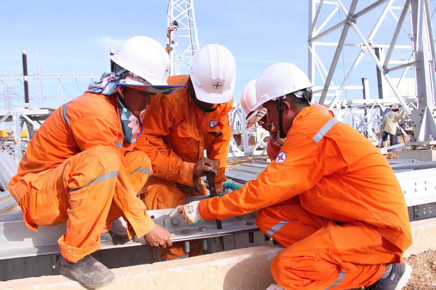 EVN đẩy mạnh cơ cấu lại về quản trị doanh nghiệp, tập trung vào các lĩnh vực như hoàn thiện thể chế quản lý; tăng cường công tác quản lý dự án đầu tư... Ảnh: Hồng Hạnh
