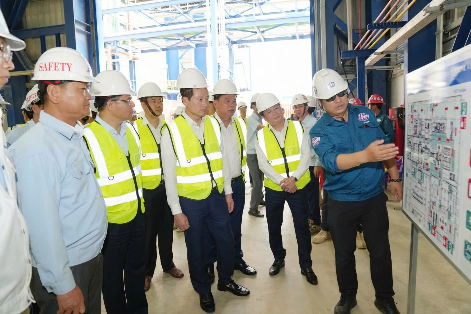 Lãnh đạo tỉnh Đồng Nai và Petrovietnam làm việc, kiểm tra công trường Dự án Nhà máy điện Nhơn Trạch 3 và 4 ngay trong ngày làm việc đầu tiên sau kỳ nghỉ Tết Nguyên đán. Ảnh: Hiền Anh