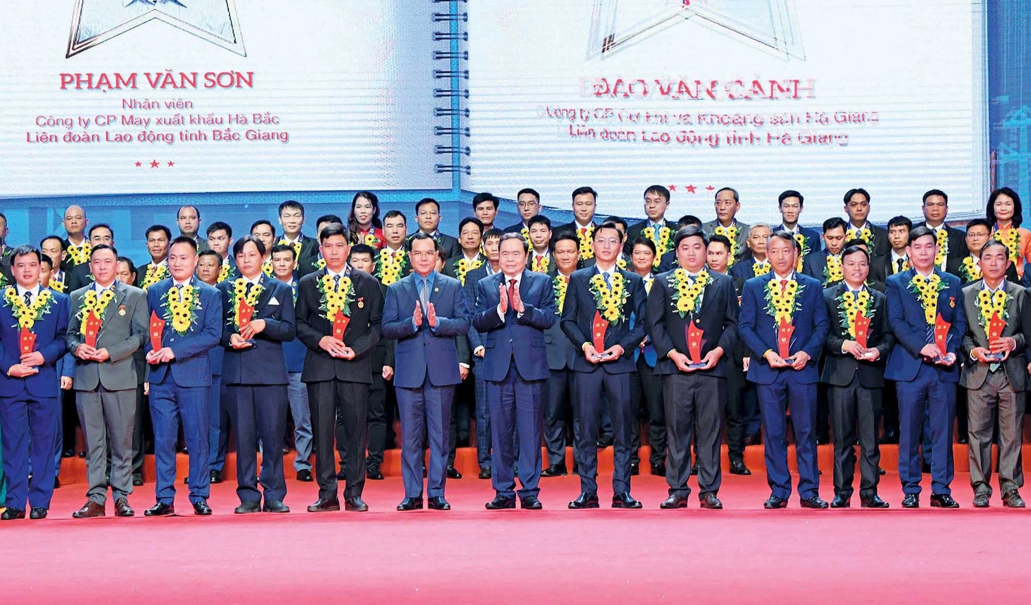 Chủ tịch Quốc hội Trần Thanh Mẫn và Chủ tịch Tổng Liên đoàn Lao động Việt Nam Nguyễn Đình Khang trao biểu trưng biểu dương công nhân lao động tiêu biểu là đảng viên Đảng Cộng sản Việt Nam lần thứ nhất, năm 2025. Ảnh: Lâm Hiển.