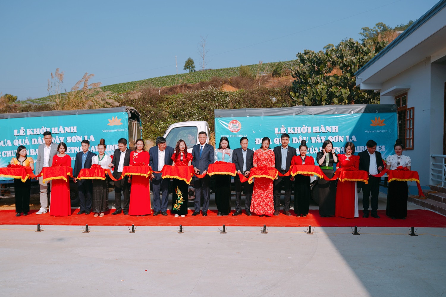 anh-1-le-khoi-hanh-dua-qua-dau-tay-son-la-tren-cac-chuyen-bay-cua-vietnam-airlines-anh-vna.jpg