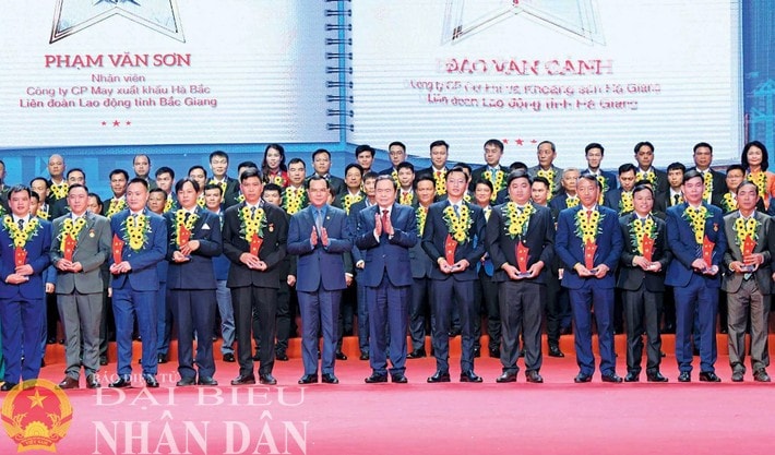 National Assembly Chairman Tran Thanh Man honours 95 outstanding workers who are Party members. Photo: Lam Hien 16225ctqhtranthanhmantraobieutrung.jpg