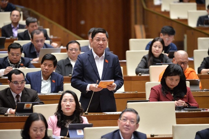 Tran Quoc Nam, Chairman of the Ninh Thuan provincial People's Committee and head of the provincial delegation of NA deputies, speaks in a debate. (Photo: Ho Long) dbqh-tran-quoc-nam-ninh-thuan.jpg