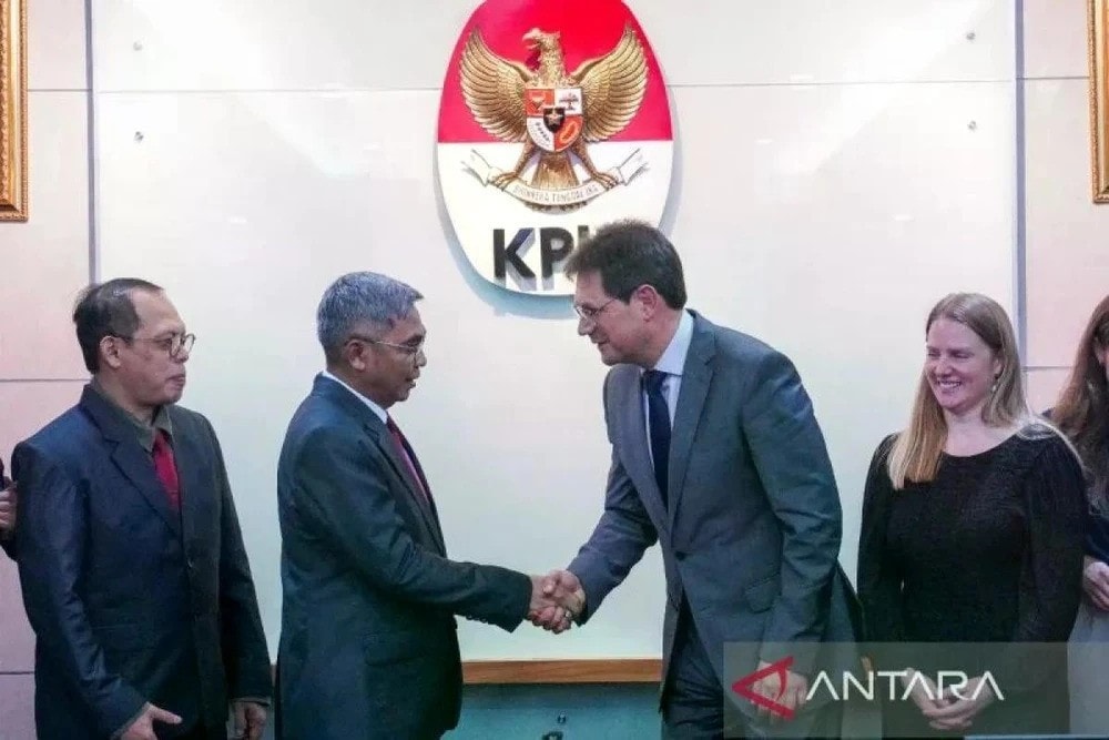 Chairperson of the Corruption Eradication Commission (KPK), Setyo Budiyanto (second from the left), and director of the British Serious Fraud Office, Nick Ephgrave (second from the right), shake hands after a meeting at the headquarters of KPK in Jakarta on February 13. (Photo: Antara) transnationation-corruption.jpg