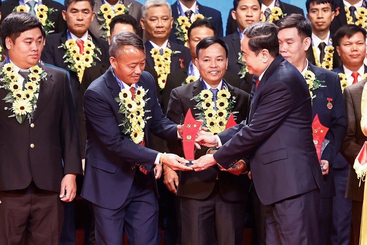 National Assembly Chairman Tran Thanh Man honours 95 outstanding workers who are Party members. Photo: Lam Hien vna-potal-chu-tich-quoc-hoi-du-chuong-trinh-bieu-duong-cong-nhan-lao-dong-tieu-bieu-la-dang-vien-dang-cong-san-viet-nam-lan-thu-nhat-7859346.jpg