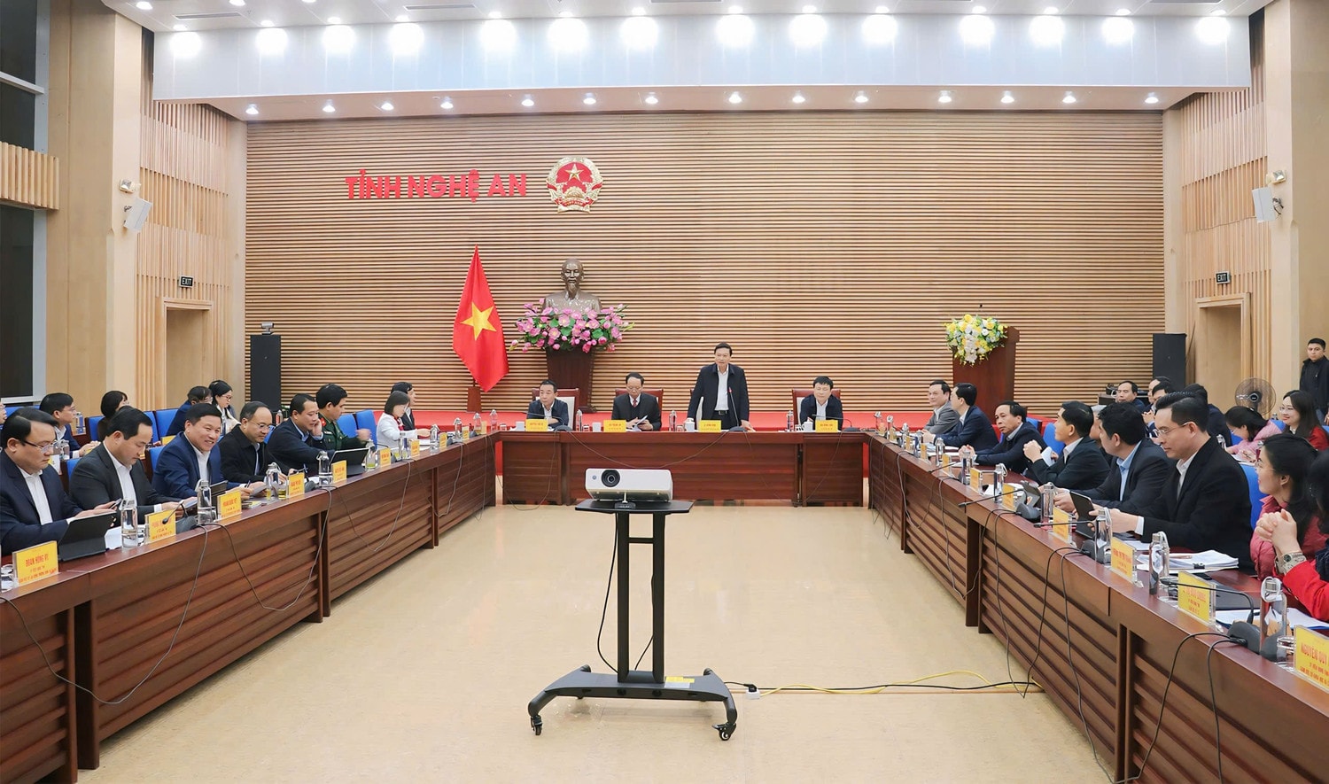Phiên họp thường kỳ tháng 1.2025 của UBND tỉnh Nghệ An. Ảnh: Châu San
