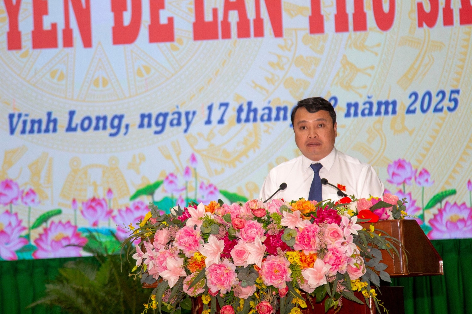 Trưởng Ban Kinh tế - Ngân sách HĐND tỉnh Nguyễn Thanh Cần trình bày báo cáo thẩm tra thuộc lĩnh vực Ban phụ trách