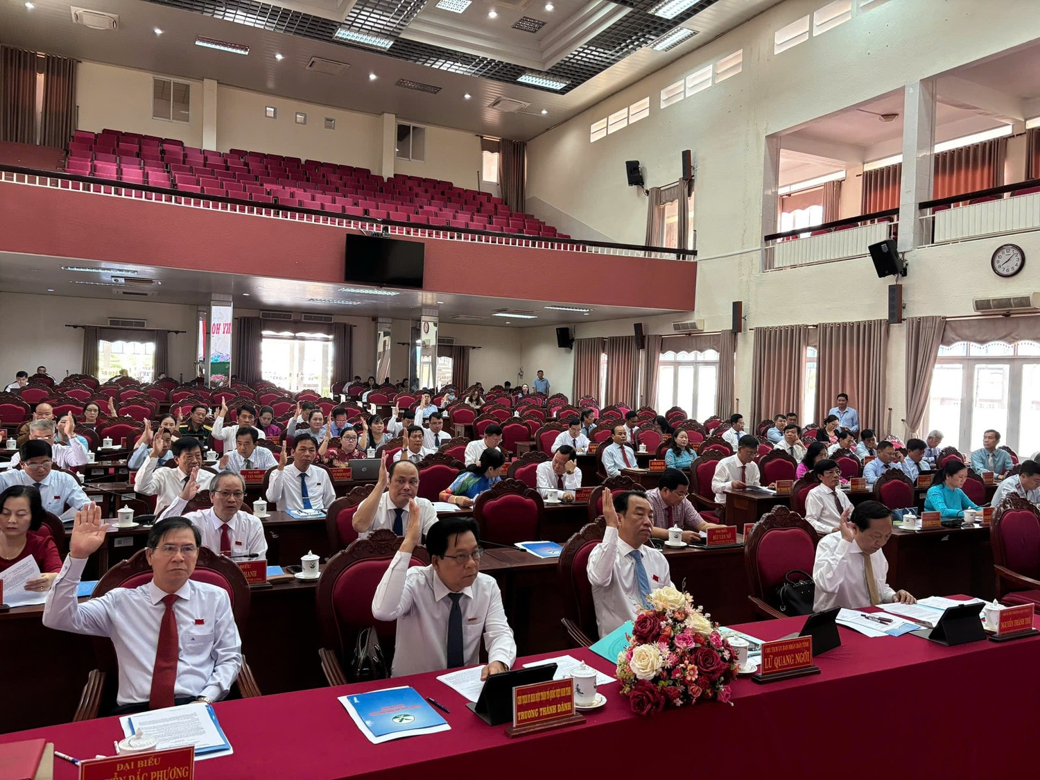 Đại biểu HĐND tỉnh biểu quyết thông qua nghị quyết tại kỳ họp