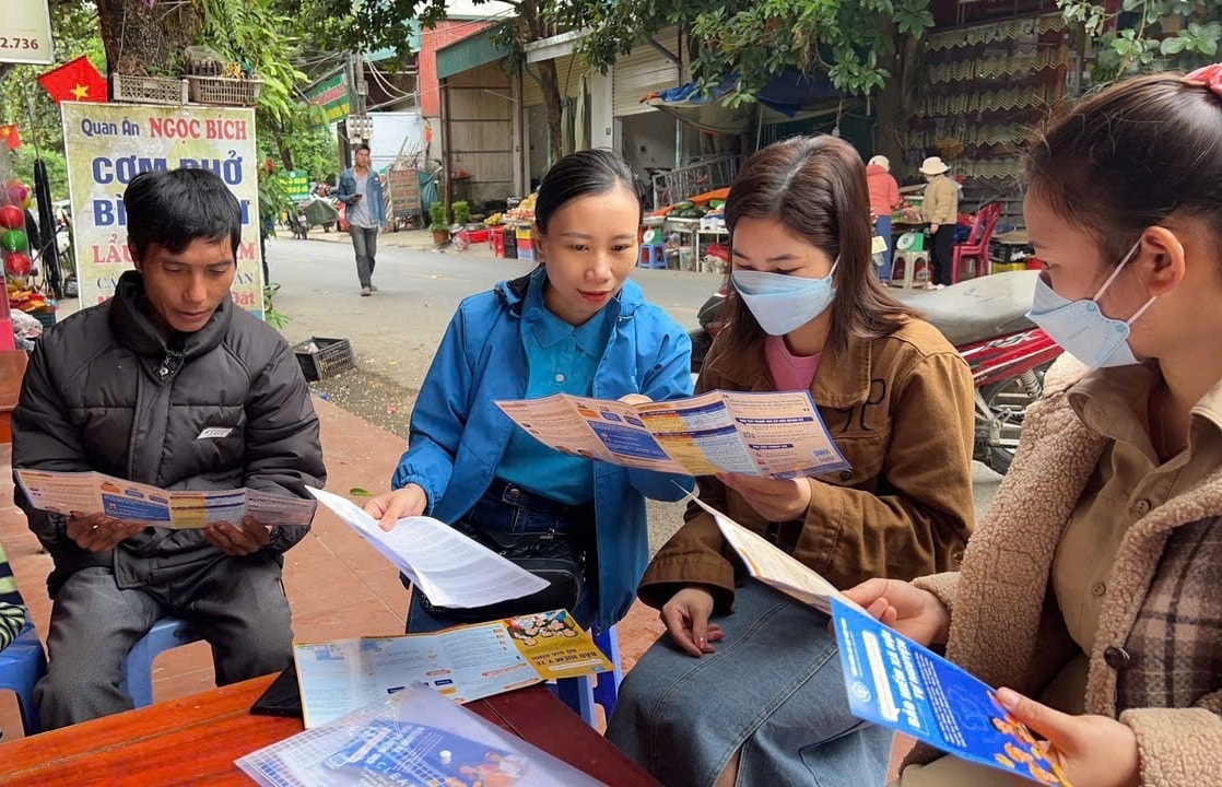 Cán bộ bảo hiểm xã hội tỉnh vận động người dân tham gia bảo hiểm xã hội tự nguyện